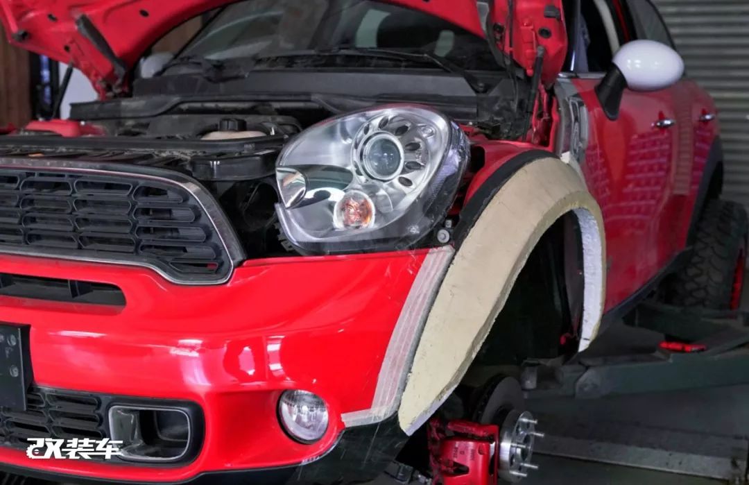 网友花费十几万，把MINI乡下人爆改成大脚怪