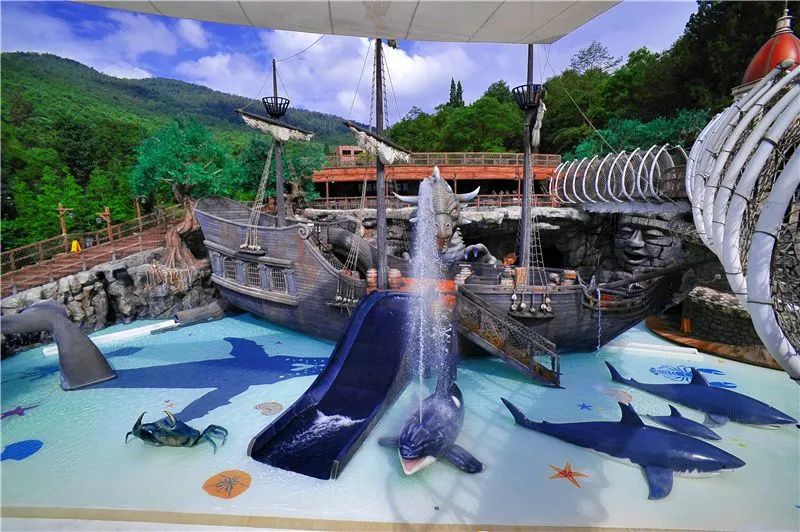 边泡温泉边游泳,边泡温泉边享受