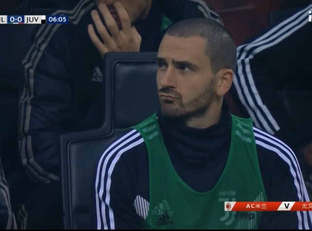 c罗帽子戏法第一脚暴力远射,博努奇评价c罗凌空抽射