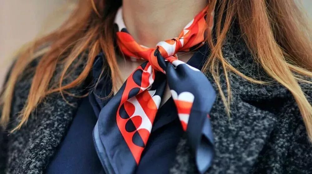 跨越半世纪的经典搭配王丝巾，这都当衣服穿了？