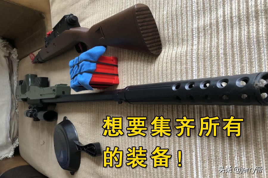 小孩儿拿玩具枪吃鸡,小朋友拿玩具玩吃鸡