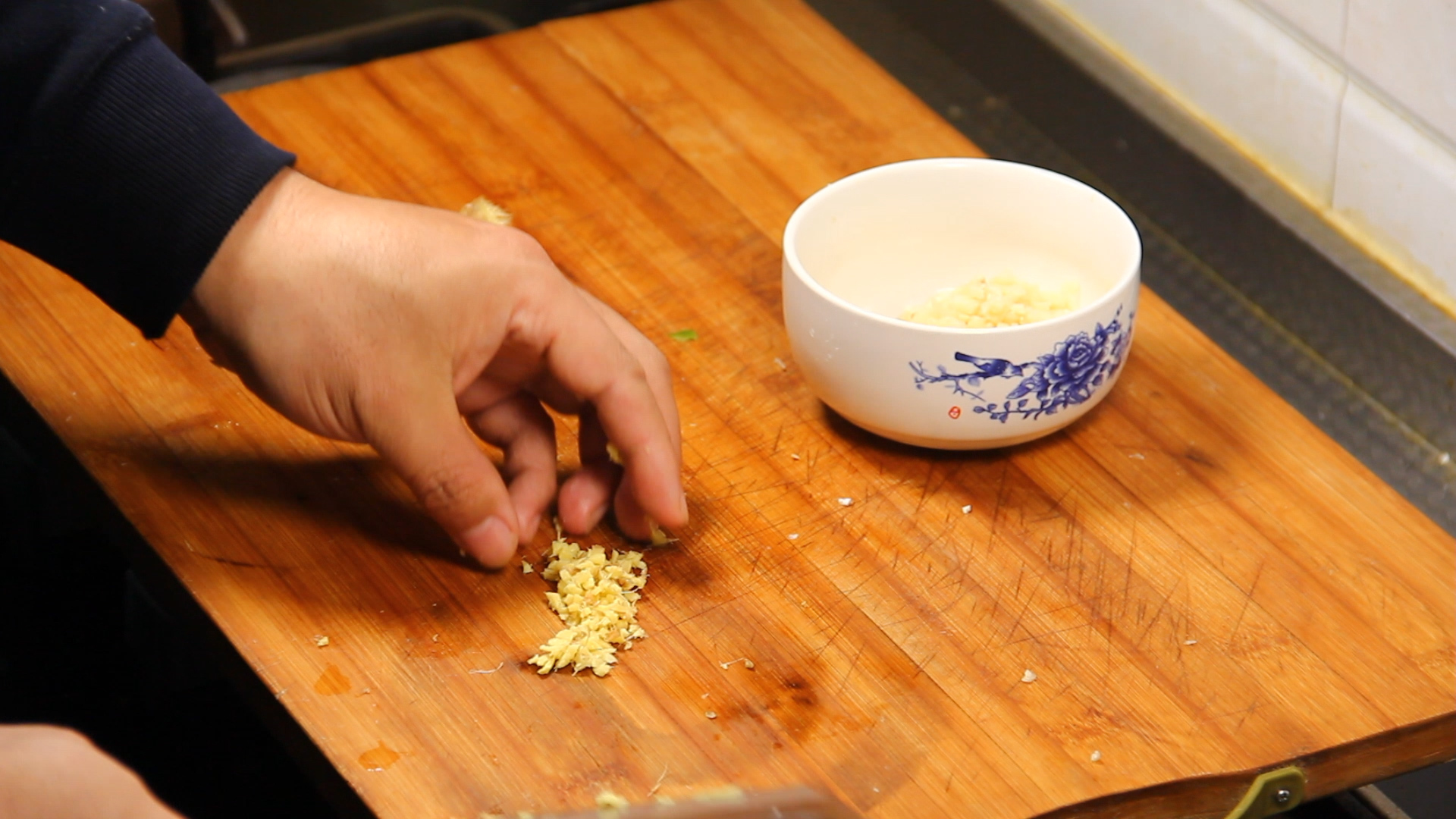 香菇牛肉酱二元一罐,香菇牛肉酱方便携带一小盒