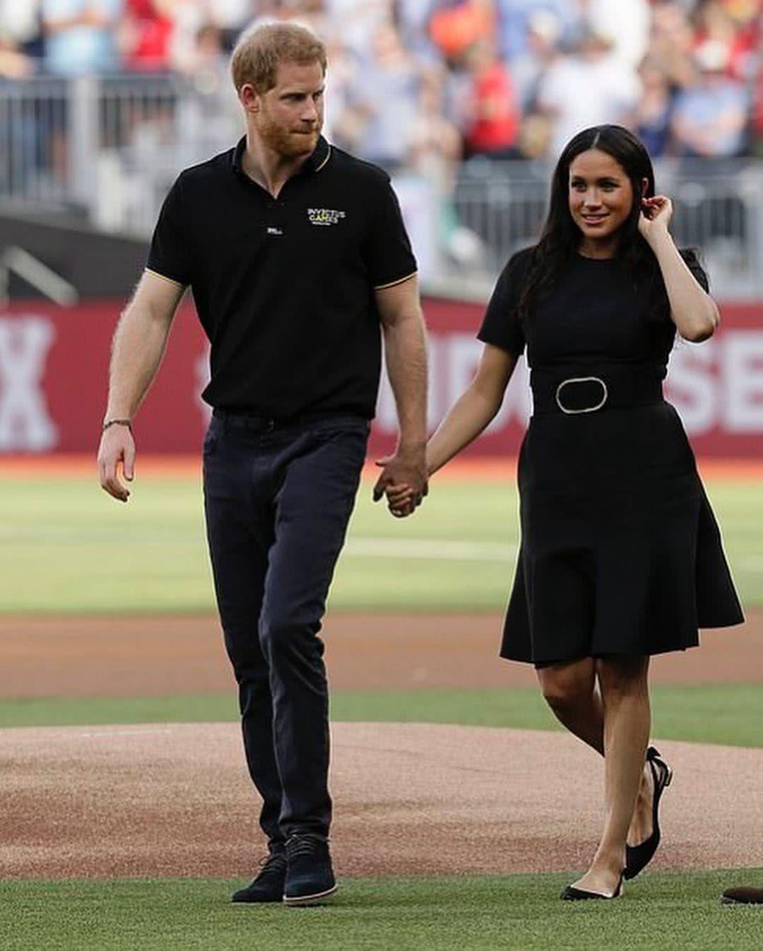 哈里与梅根甜蜜现身,哈里和梅根首次公开亮相