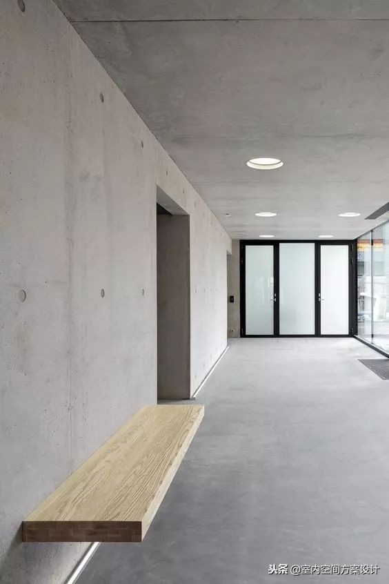 高强度自流平水泥施工方法,彩色水泥自流平地面施工视频