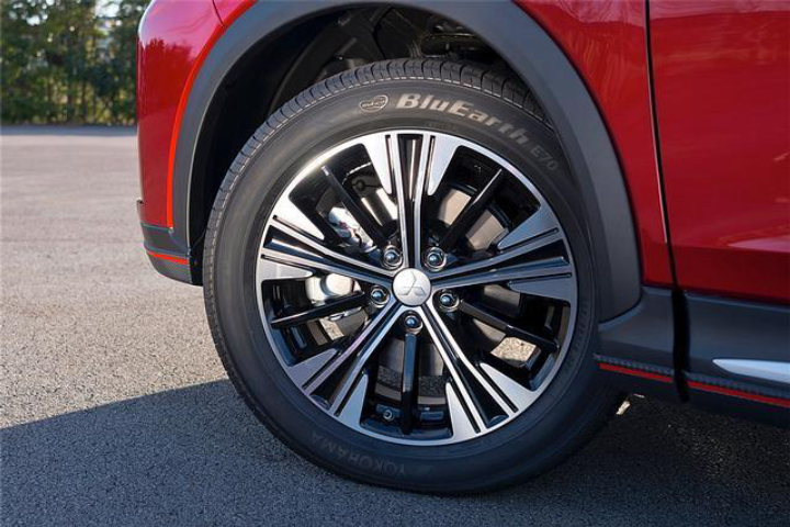 开车摸不准车轮位置,科二侧方停车车轮压线看不准咋办