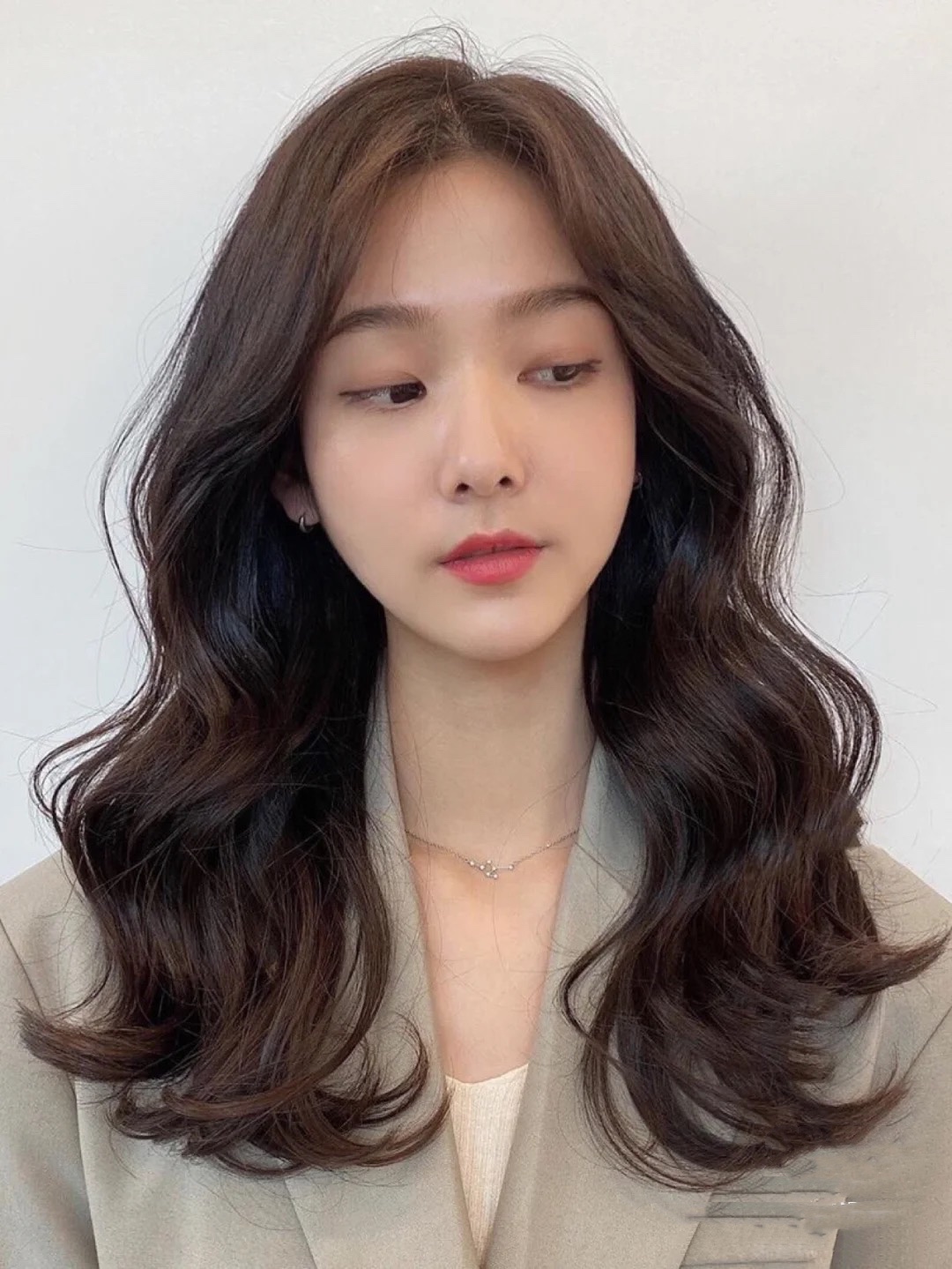 鹅蛋脸适合什么样的发型中长,鹅蛋脸适合什么样的流行发型