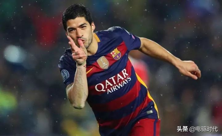 足球前锋过人射门教学,2v2提高接球转身射门能力