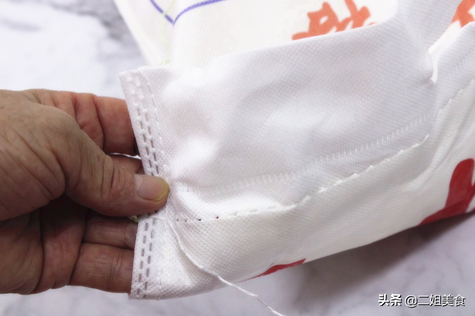 原来大米袋上还藏了这个小机关,原来胶带上有个机关