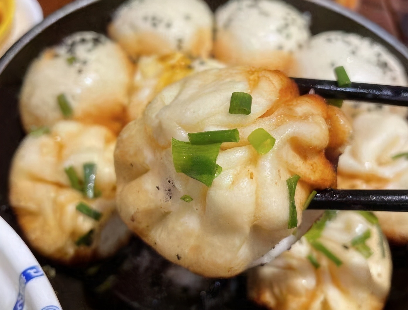 上海排名第一的生煎店，开了89年，10个包子39元，游客慕名来吃