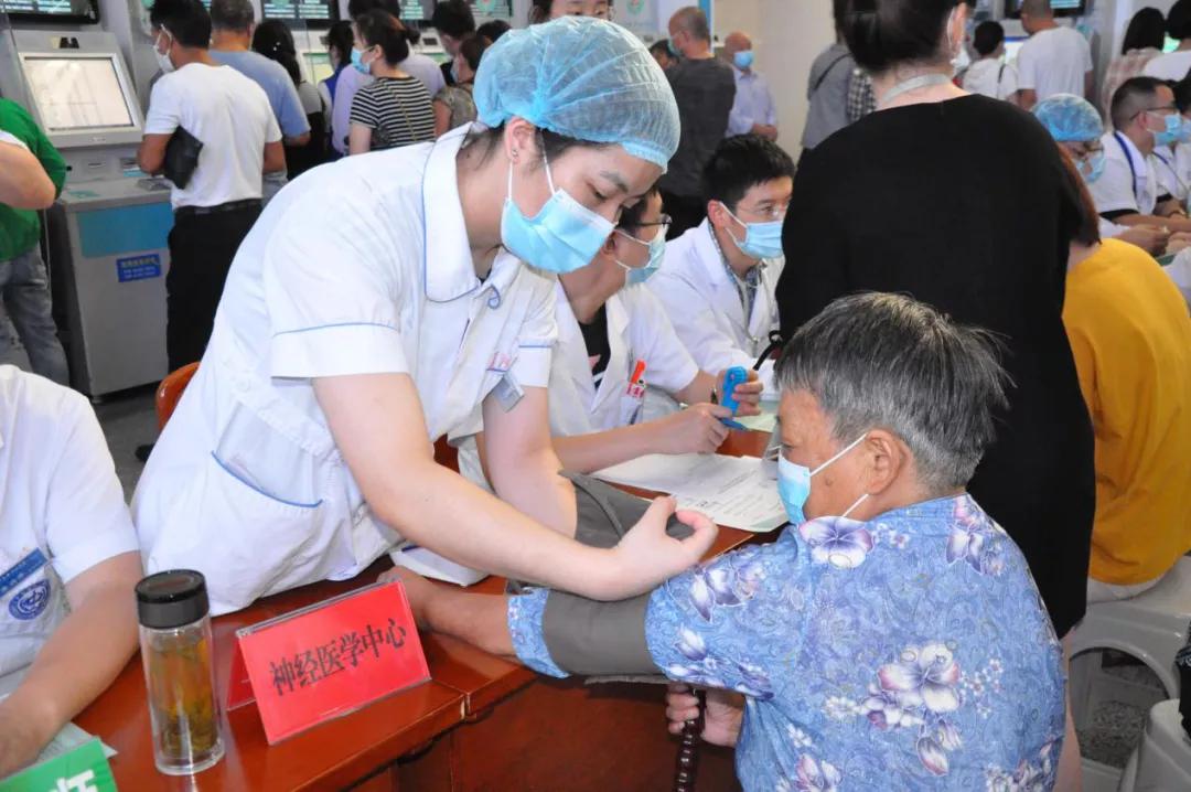 弘扬抗疫精神同心共抗疫情,医师节弘扬抗疫精神护佑人民健康