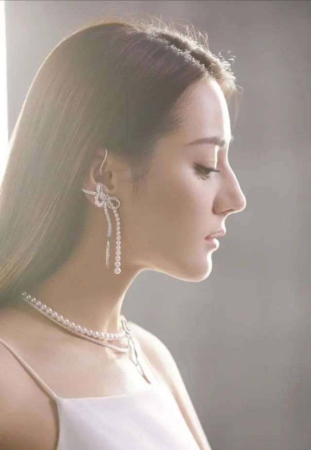 公认美貌迪丽热巴,怎么样才能拥有迪丽热巴样的颜值