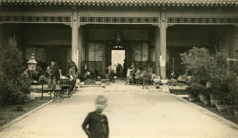 照相馆曾是高端行业，老板挣大钱买大洋房，照相机都是天价