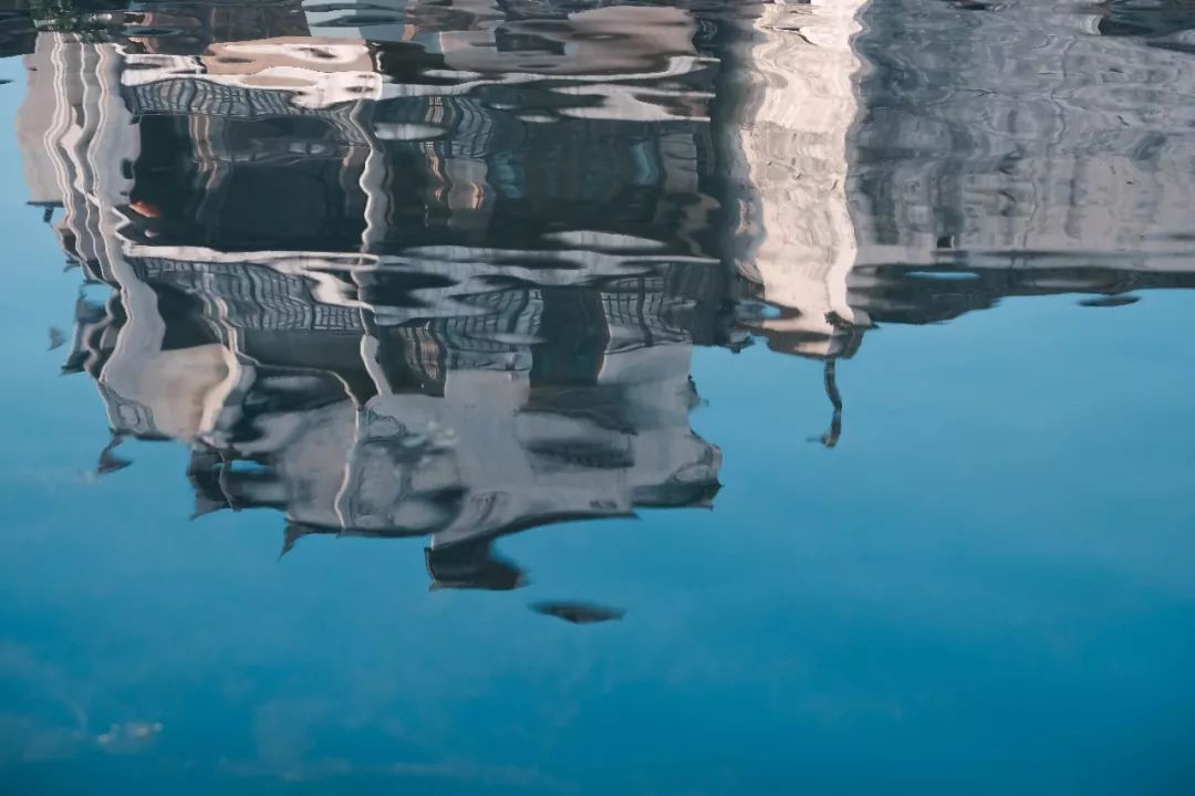 秋日河畔画中小镇，隐于茶园流水，山水间三店新开旅居吃茶慢生活