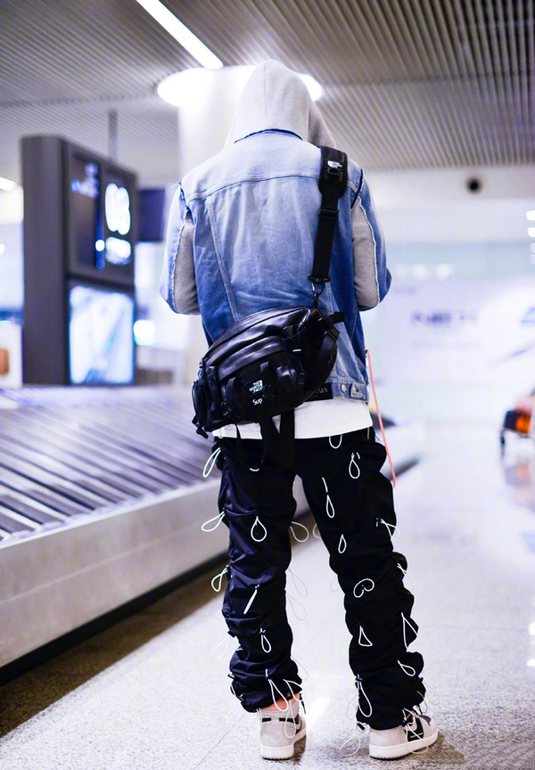 王一博穿细裤子,可爱的王一博酷拽