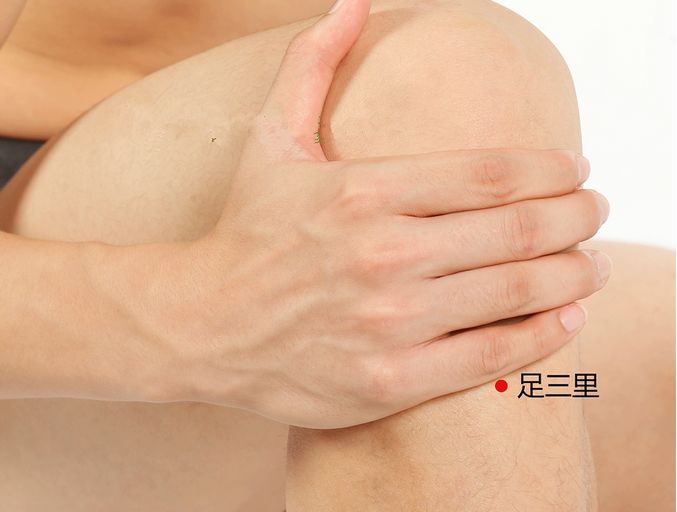 经常熬夜玩手机眼睛会变小吗,每天熬夜玩手机眼睛发黄