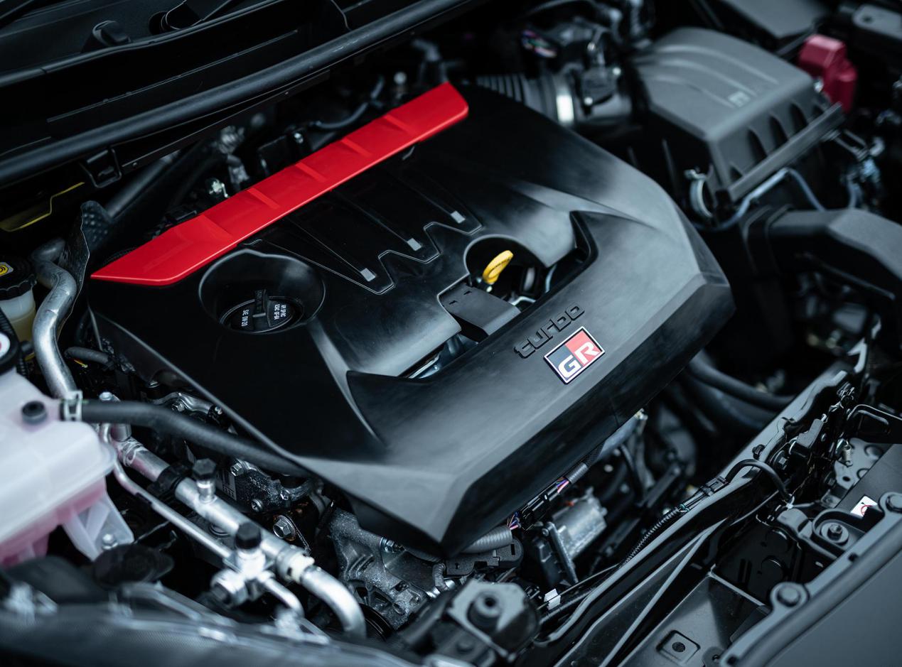 丰田雅力士对比飞度,丰田雅力士这款车的操作怎么样呢