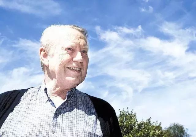 戴15元手表，租一居室，秘密捐出560亿，他真正活出了上帝的模样