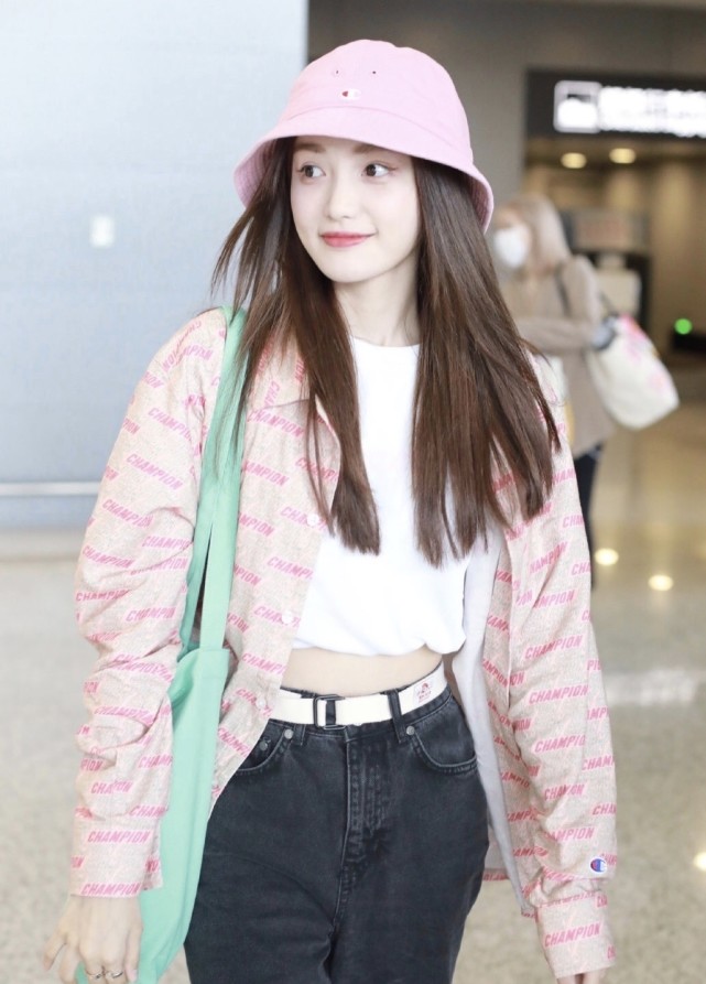 “元气少女”林小宅增肥成功,粉嫩系穿搭现身机场,少女感满满