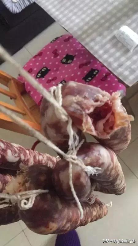 鸟儿偷吃香肠腊肉,香肠腊肉挂外面被鸟吃