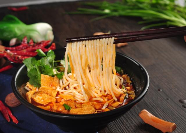 开一家螺蛳粉店一年能赚多少钱,学校螺蛳粉利润能到多少