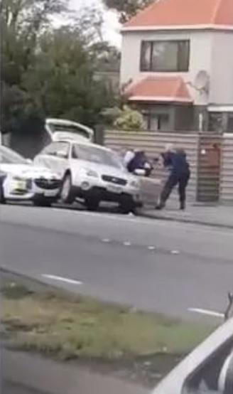 “学校被*锁封**了，不是演习。枪手离这里很近！”新西兰华人近距离经历清真寺*杀屠**惊魂