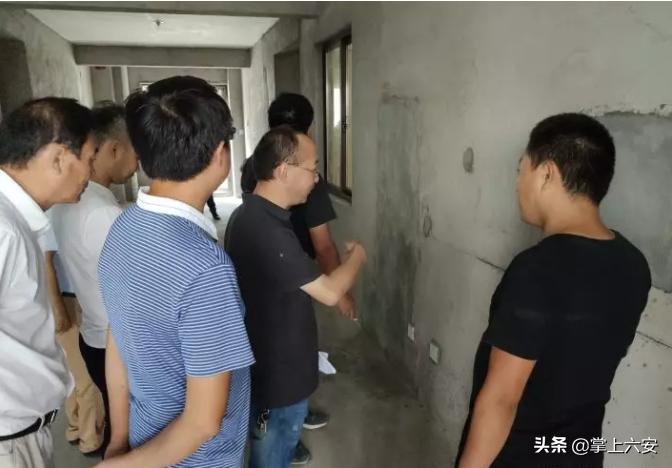 豆腐渣工程墙一砸就掉,豆腐渣工程一脚一个坑