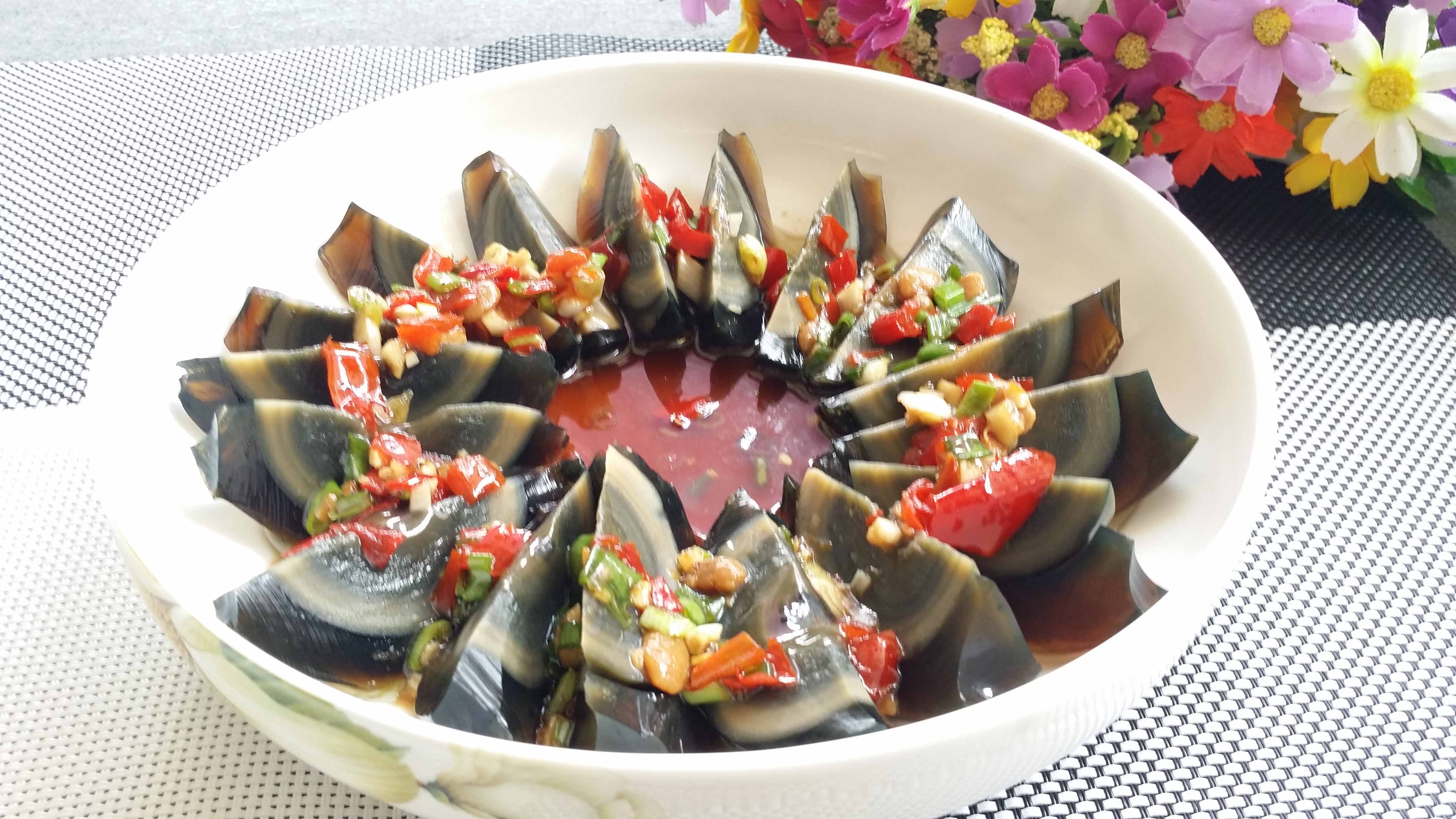 皮蛋有点呛凉拌做法,家常皮蛋怎么凉拌去味