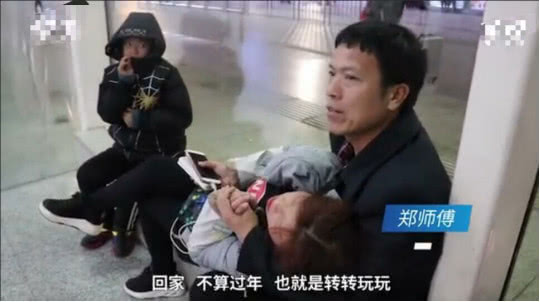 火车站夫妻拥抱,火车站小夫妻相拥