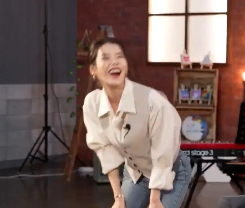 IU新照曝光:牙龈变紫,嘴包不住牙,唇部丰满到越来越像金泫雅