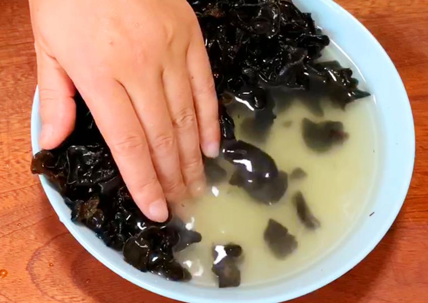 木耳切记不要用清水洗等于吃虫卵,木耳切记不要用清水泡