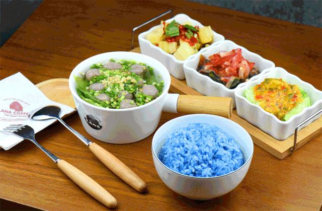 昆明2环边巷子里的小店，1杯咖啡+1份简餐，感觉我又去到了泰国