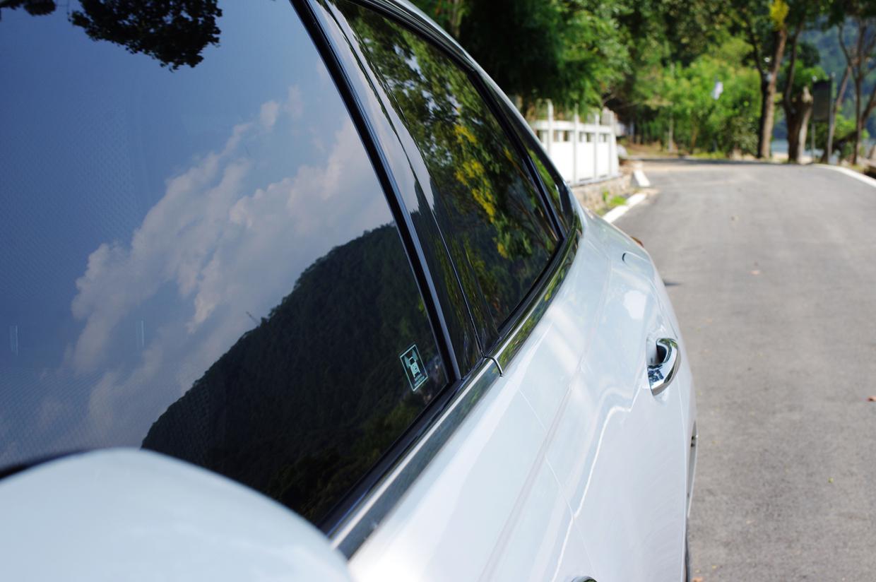 汽车布座椅有污渍怎么清洗,白色汽车上有黑色污渍怎么清洗