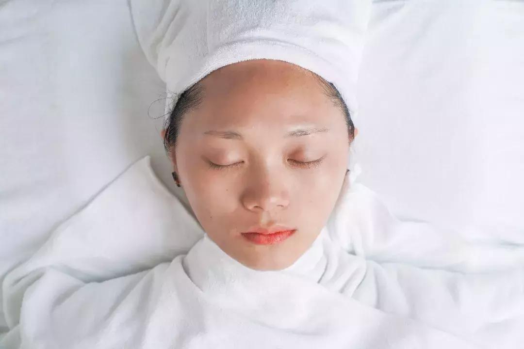 我花99块钱就泡到了我们公司的“彭于晏”！