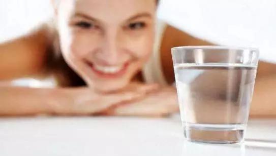 轻松解决干裂冻裂打造水润嘟嘟唇,嘴唇干裂起皮一招立刻变水润