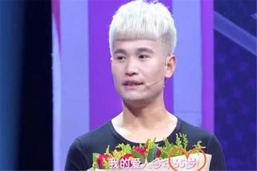 37岁差距的“奶孙恋”，本以为不会长久，看过照片后只剩祝福