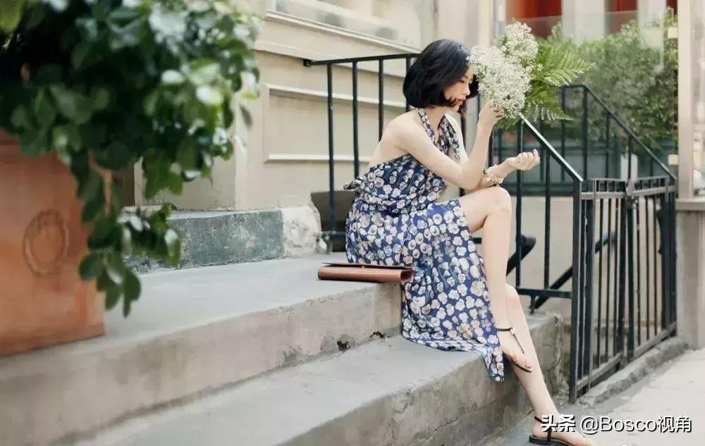 我晚上熬夜跪舔的女神，正在舔别人