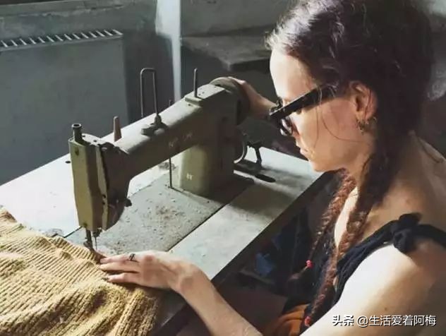 她开了间超市，卖的东西却全是假的，9000件商品，竟被一抢而空