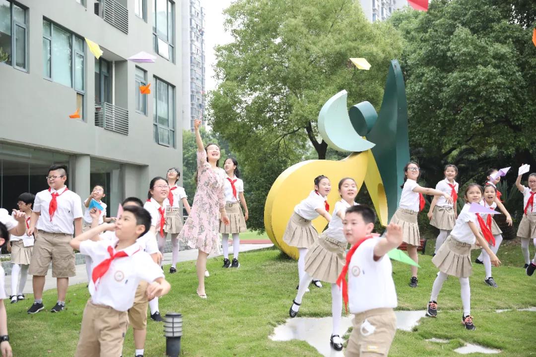 今天又有一批同学返校，来看师生们的自拍留念