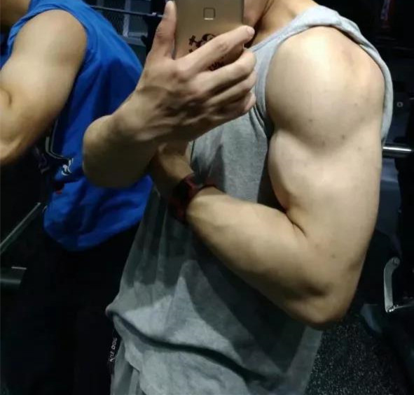 健身教练一直盯着你,健身教练总是模仿你的动作