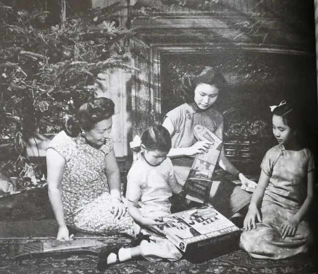 上海复旦大学校花开车去新天地,从外滩下来的复旦校花