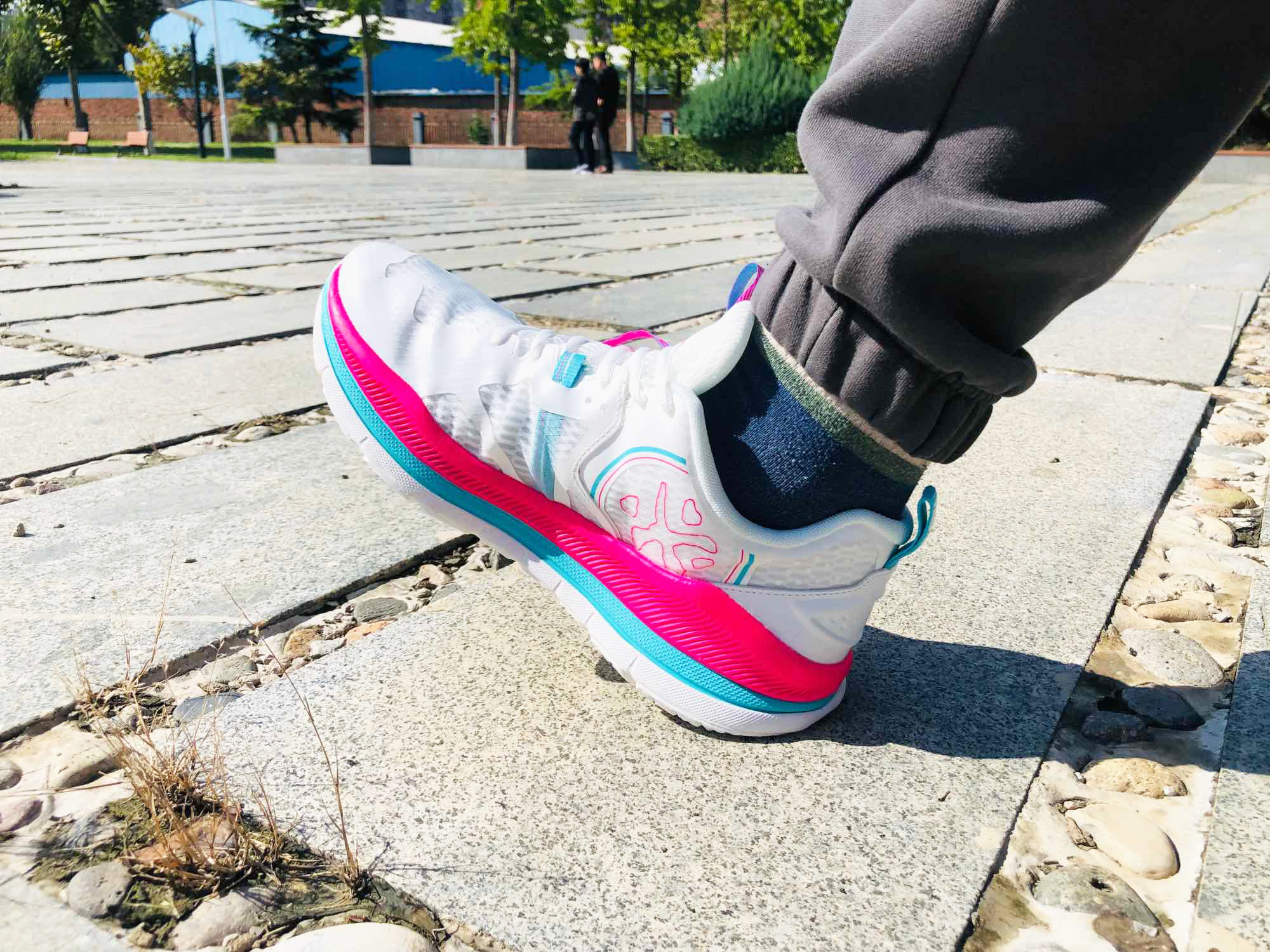 最适合中国人的跑鞋？亲测必迈老爹慢跑鞋，脚感完全不输大牌