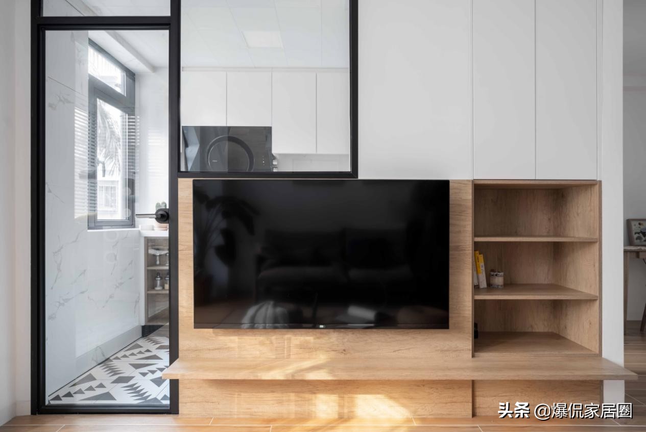 64平小户型两房，电视墙做一半“玻璃门”，空间更通透，宽敞明亮