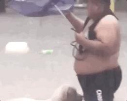 郑州遭遇特大暴雨主人带狗狗撤离,河南遭遇特大暴雨的小狗