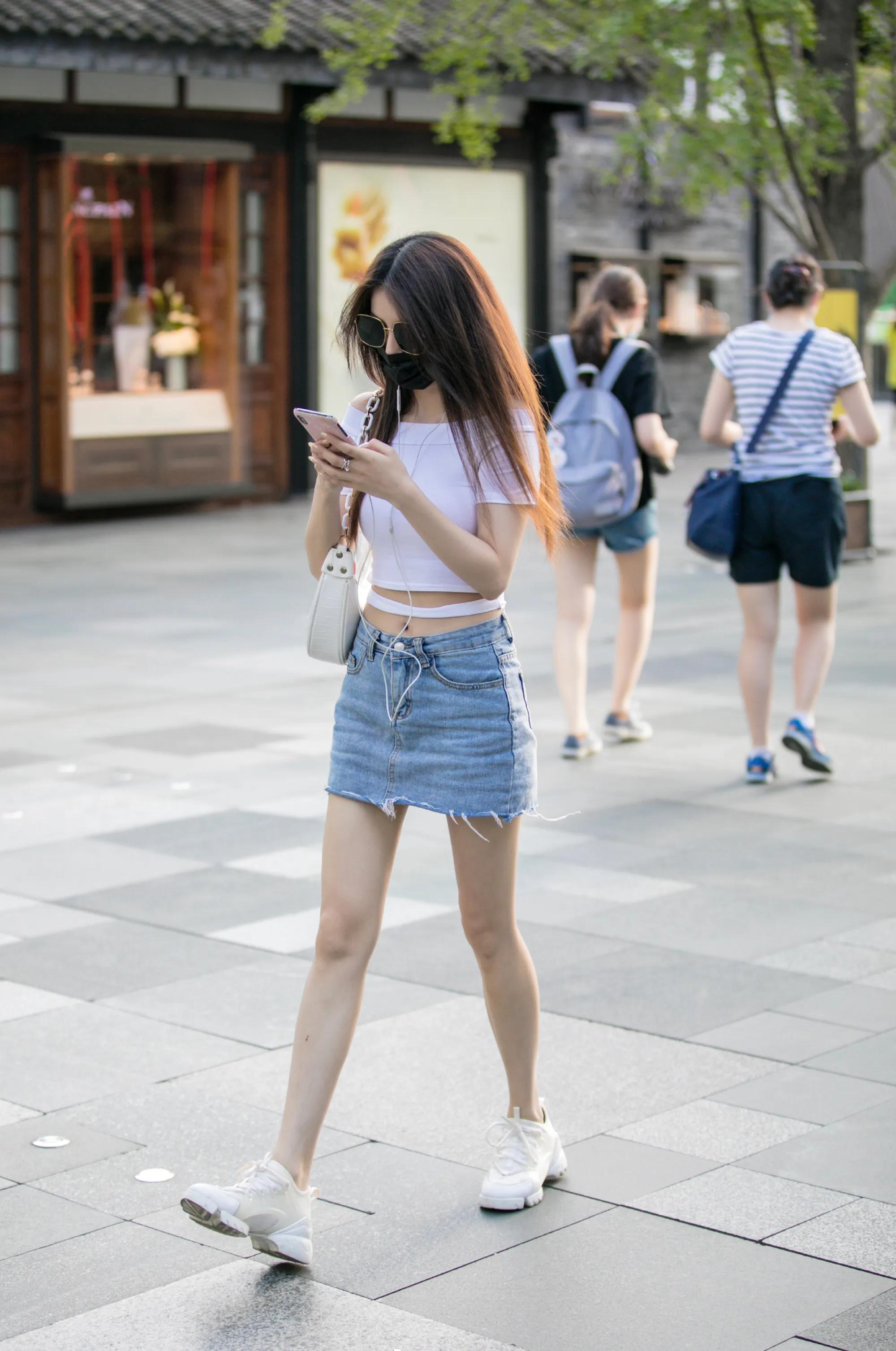 牛仔短裙怎么搭配才洋气？8套穿搭示范看一看