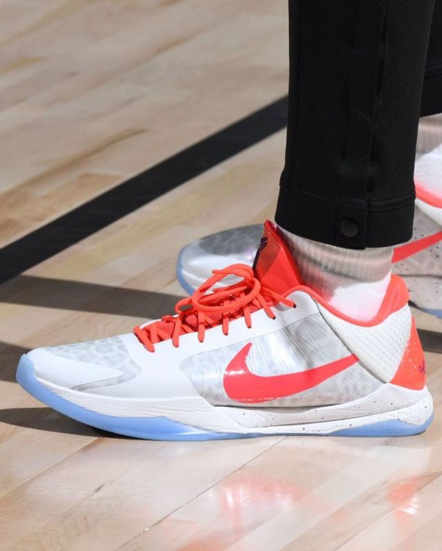 西决G4球员战靴:魔兽科比10,浓眉科比5,穆雷穿罗斯球鞋