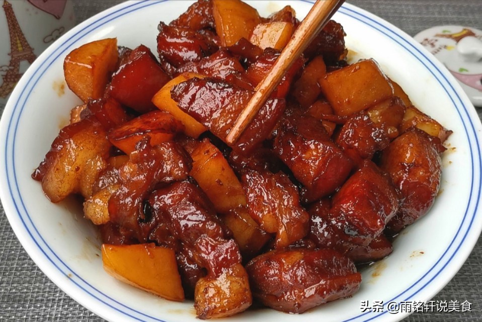 红烧肉炖土豆入口即化,红烧肉炖土豆软糯不油腻