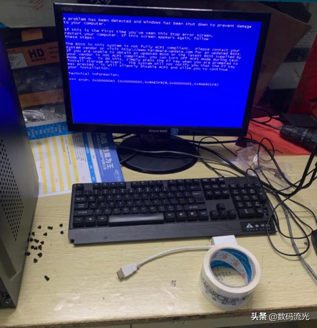 朋友给老表组装两台电脑，刚装好系统就蓝屏了，老表：不敢买了