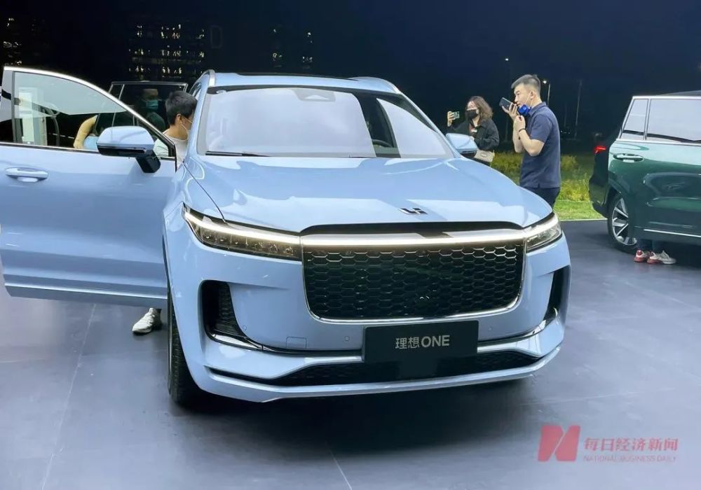 一芯难求：车企被逼加价800倍，“你永远不知道华强北小柜台存货多少”