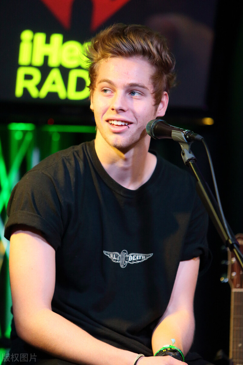 澳大利亚男歌手跟越美混血女星求婚成功