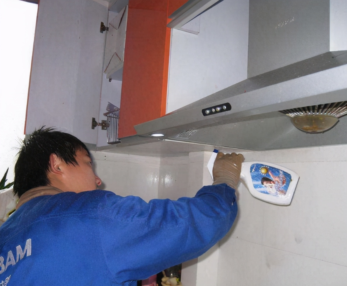 油烟机怎么拆下来清洗方法与技巧,新买的油烟机怎么保洁清理